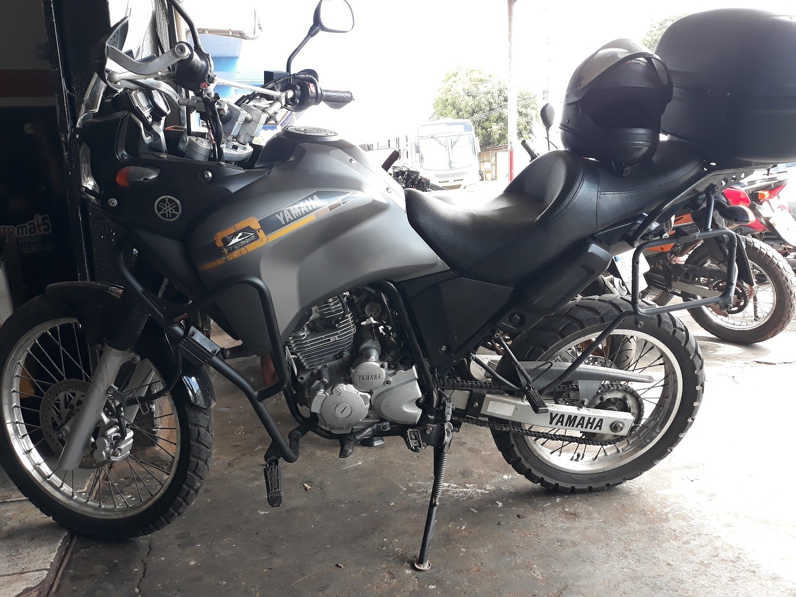 Yamaha Ténéré em serviço dentro da oficina